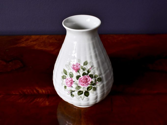 Biały wazon porcelanowy vintage z różyczkami retro.