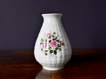 retro wazonik z różyczkami porcelana vintage