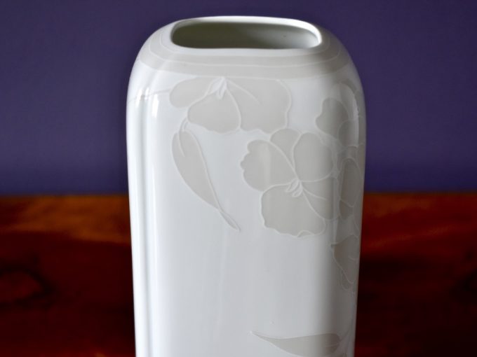 porcelanowy wazon dekoracyjny średniej wielkości