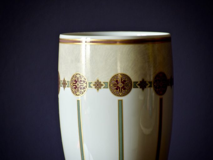 porcelanowy wazon dekoracyjny