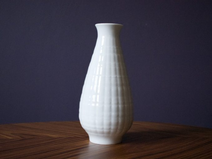 biały porcelanowy wazon dekoracyjny