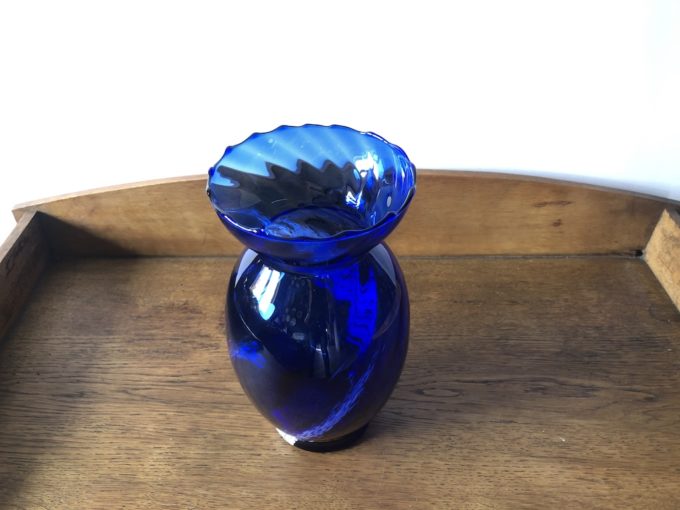 szklany wazon niebieski