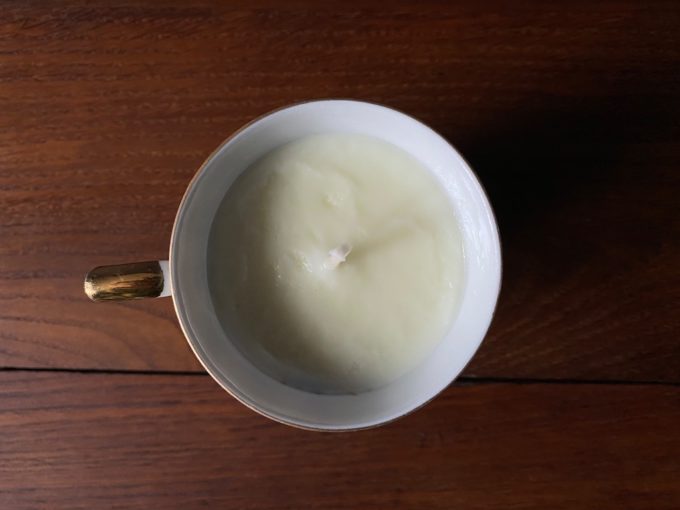 ekologiczna świeca sojowa w porcelanowej filiżance