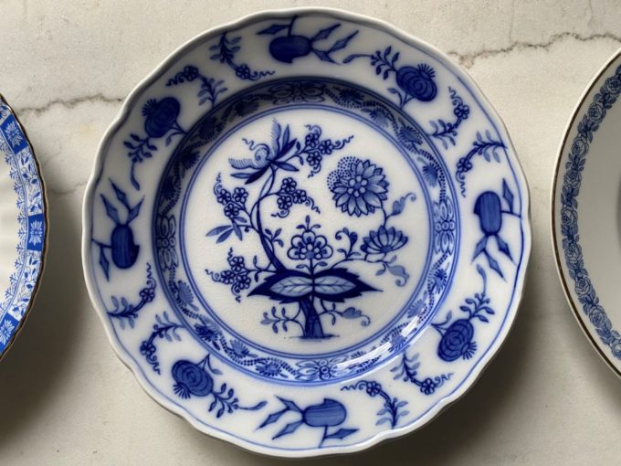 zestaw porcelanowych talerzy biały niebieski