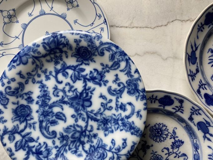 zestaw porcelanowych talerzy biały niebieski