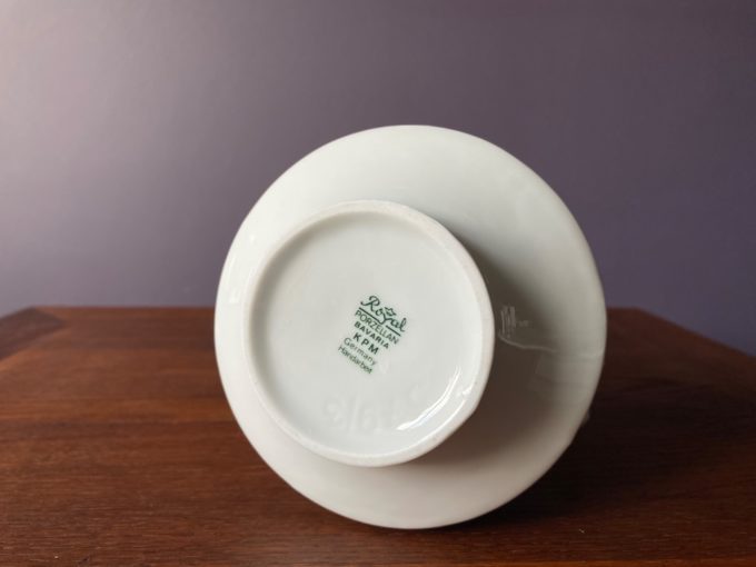 biały wazon porcelanowy mid century