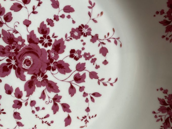 biały porcelanowy talerz z różowym wzorem