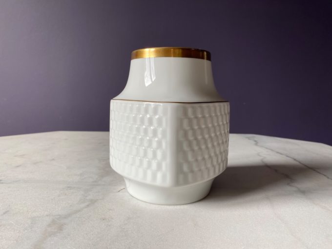 biały porcelanowy wazon ze złoceniem