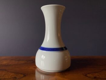 duży biały wazon porcelanowy z kobaltowym wzorem